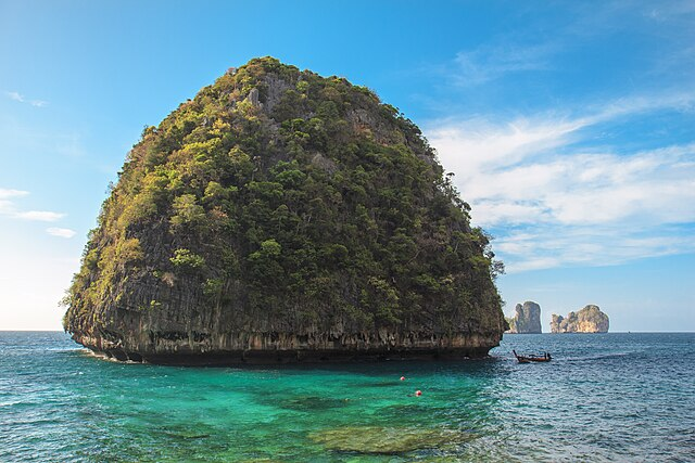 The boulder of the Loh Samah bay at Koh Phi Phi Leh