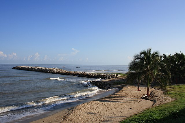 Mañana dominical,playa sin turistas y espolones